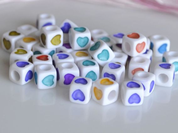 Бусины Куб с цветным сердечком 7х7х7 мм, 25, белый микс Бусины Куб с цветным сердечком 7х7х7 мм, 25, белый микс