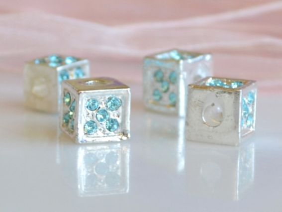 Бусина со стразами Куб 8 мм, серебро с голубым Бусина со стразами Куб 8 мм, серебро с голубым