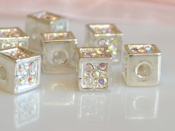 Бусина со стразами Куб 8 мм, серебро с перламутровым белым Бусина со стразами Куб 8 мм, серебро с перламутровым белым