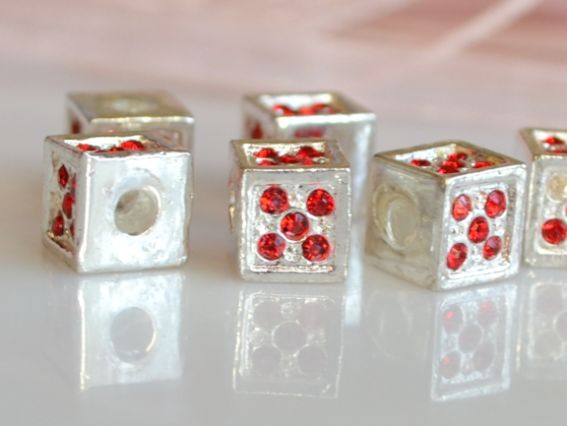 Бусина со стразами Куб 8 мм, серебро с красным Бусина со стразами Куб 8 мм, серебро с красным