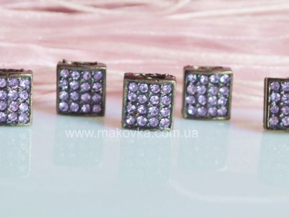 Бусина квадратная 10х10х6 мм, сиреневые стразы Бусина квадратная 10х10х6 мм, сиреневые стразы