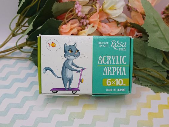  (Закрита коробка): Яскрава упаковка набору дитячого акрилу ROSA Kids Cats із зображенням котів.