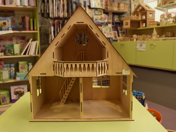 Дом кукольный с балконом №1212 одноэтажный с мансардой деревянный