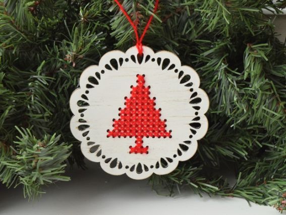 Вышиваем новогоднюю игрушку разными способами