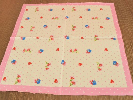 Серветка для декупажу №184, фонова біла з дрібними квітами та сердечками, 1 шт