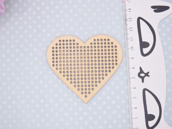 Основа під вишивку з перфорацією Серце , фанера, розмір 77*72 мм