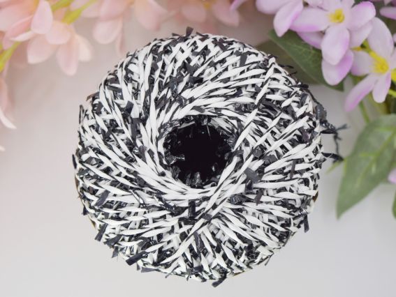 Confetti Milda knitting yarns нитки Білий + чорний