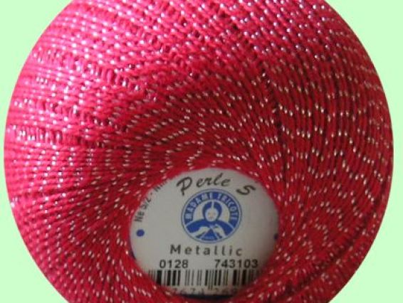 Perle №5 с люрексом Madame Tricote пряжа 0128 красный с серебром