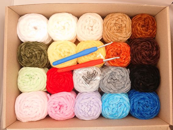 Подарунковий Бокс для в'язальниці від Маковка з плюшевою пряжею, 20 кольорів, 2 гачка, маркери