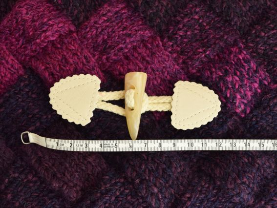 Накладний Ґудзик із петлею та накладками Ікло для верхнього одягу, колір Крем, 12см 