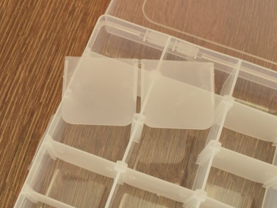 Коробка-органайзер из ПВХ для хранения мелочей, размер 27,5х17,8х4,3 см, на 36 ячеек , с откидной крышкой