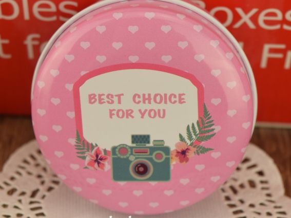 Коробочка жестяная Круглая 60х30мм, Цветочные рисунки на выбор 4 Розовая в сердечках с фотоаппаратом