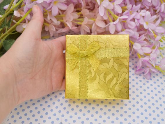 Подарочная коробочка для украшений 90х90х30 мм, картонная с бантиком, золотая