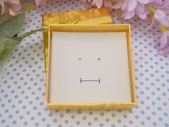 Подарочная коробочка для украшений 90х90х30 мм, картонная с бантиком, золотая