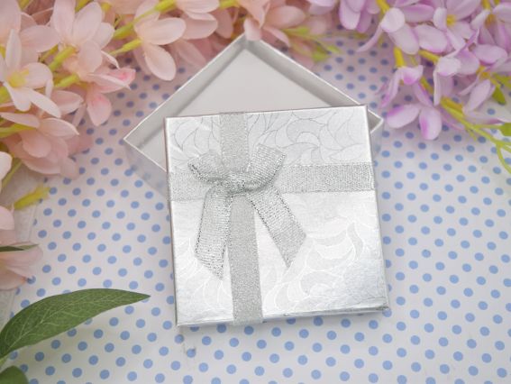 Подарункова коробочка для прикрас 9 см, Срібна з бантиком Подарункова коробочка для прикрас 9 см, Срібна з бантиком