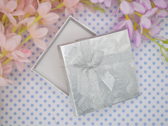 Подарункова коробочка для прикрас 90х90х30 мм, картонна з бантиком, Срібна 