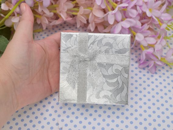 Подарункова коробочка для прикрас 90х90х30 мм, картонна з бантиком, Срібна 