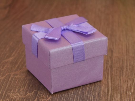 Коробочка для кольца №04 ЦВЕТНАЯ, квадратная с бантиком, в ассортименте Сиреневая
