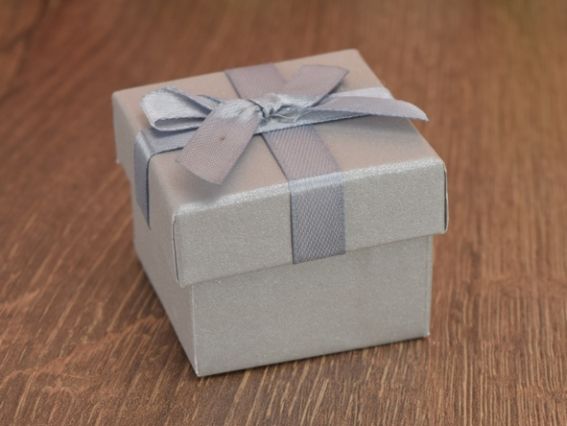 Коробочка для кольца №04 ЦВЕТНАЯ, квадратная с бантиком, в ассортименте Светло-серая