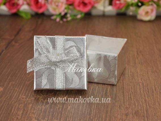 Коробочка для кольца №02 Квадратная, размер 5х5х3,5 см, с парчовым бантиком, серебряная Коробочка для кольца №02 Квадратная, размер 5х5х3,5 см, с парчовым бантиком, серебряная