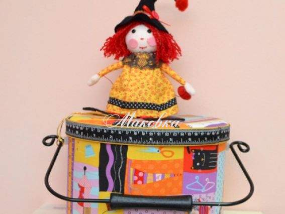 Шкатулка для рукоделия РТО 2923-RT-51D, Ведьмочка-рукодельница круглая Шкатулка для рукоделия РТО 2923-RT-51D, Ведьмочка-рукодельница круглая