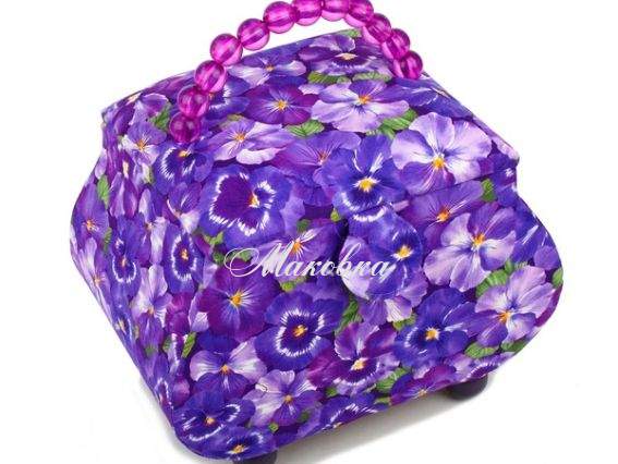 Шкатулка для рукоделия РТО 3310-RT-69, Сундучок Фиалки с ручкой из бусин Шкатулка для рукоделия РТО 3310-RT-69, Сундучок Фиалки с ручкой из бусин