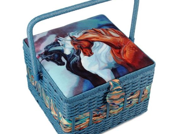 Шкатулка для рукоделия РТО 3527-RT-34, Тройка лошадей, квадратная, соломка Шкатулка для рукоделия РТО 3527-RT-34, Тройка лошадей, квадратная, соломка