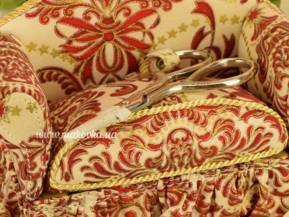 РТО VT-67 Декоративна вінтажна игольница-скринька у формі дивана з ножицями