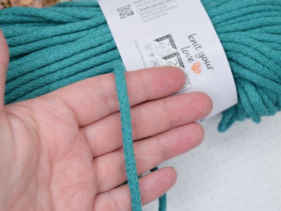 Демонстрація товщини плетеної нитки шнура YarnArt Macrame Braided на долоні майстрині.