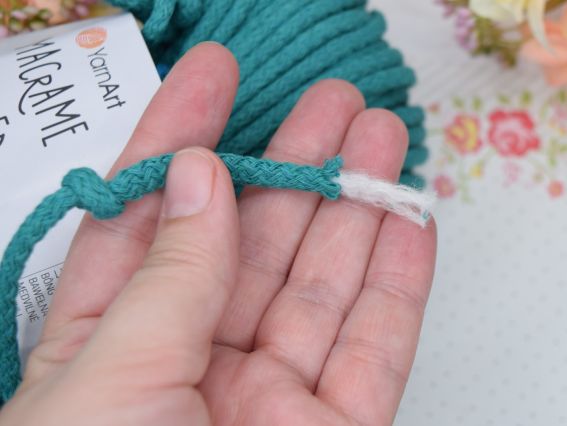 Демонстрація білого внутрішнього сердечника у плетеному шнурі YarnArt Macrame Braided.