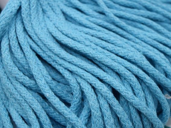 Крупний план текстури та структури ниток плетеного шнура YarnArt Macrame Braided блакитного кольору.