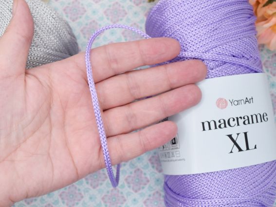 1: Демонстрація товщини та глянцевої фактури нитки YarnArt Macrame XL на долоні.