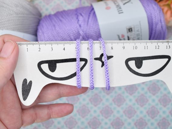 Вимірювання фактичної товщини поліефірного шнура YarnArt Macrame XL лінійкою.