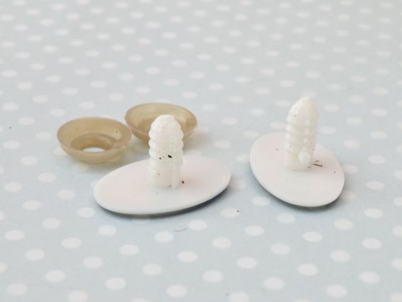 11-018-16*25 Очі овальні середні 16*25 мм намальовані білі з сине-чорним, ножка винт 1 пара 