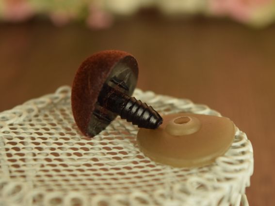 Коричневий ніс для м'яких іграшок, оксамитовий, 27х22 мм, трикутний, 1 шт