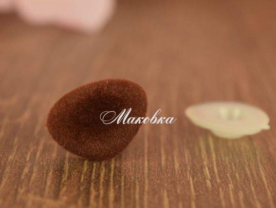 Носик для іграшок оксамитовий коричневий 20х15 мм, трикутний, 1 шт Носик для іграшок оксамитовий коричневий 20х15 мм, трикутний, 1 шт