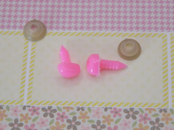 Носи для іграшок трикутні 9х7 мм, Рожеві 2 шт  на безпечному кріпленні