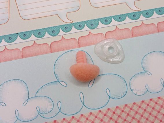 Ніс для м'яких іграшок, оксамитовий трикутний, 14*18 мм, колір Персиковий, 1 шт