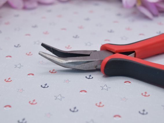 Плоскогубці Вигнуті з червоно-чорною пластиковою ручкою, 125x50x9 мм, феронікель, 1 шт