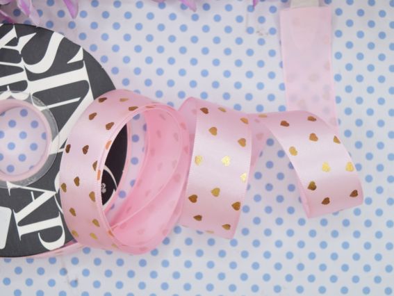 Атласна Стрічка декоративна з малюнком Золоті сердечка рожева, 1 м