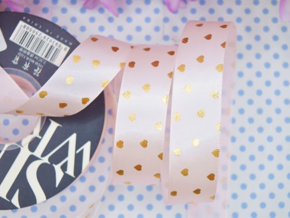 Стрічка атласна 25 мм персиково-рожева світла з Золотими сердечками, 1 м Стрічка атласна 25 мм персиково-рожева світла з Золотими сердечками, 1 м