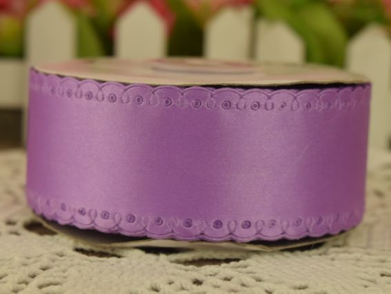 Лента атласная 37мм с ажурным бордюром Сиреневая, 1 метр Лента атласная 37мм с ажурным бордюром Сиреневая, 1 метр