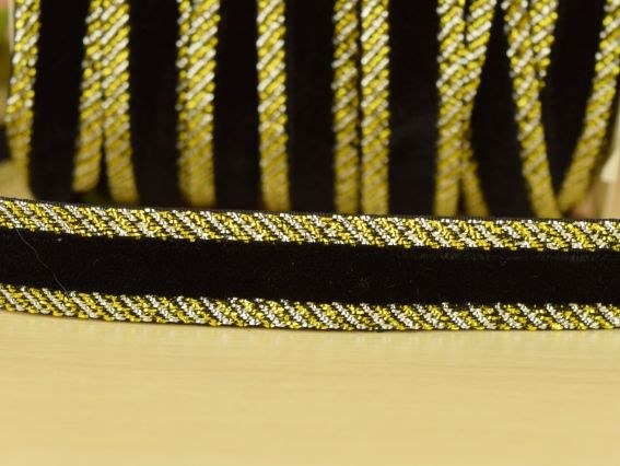 Стрічка оксамитова, ширина 15 мм, чорна із золотим кантом, 1 м