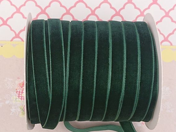 Оксамитова стрічка 10 мм, Темно-Зелена, 1 м Оксамитова стрічка 10 мм, Темно-Зелена, 1 м