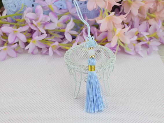 Шелковистая голубая кисточка с бусиной и китайским узелком, длина 7 см, Голубой цвет