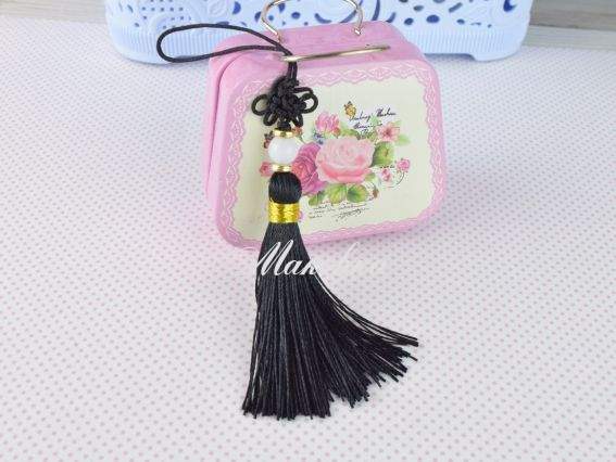 Кисточка с бусиной и китайским узелком Черная, 1 шт