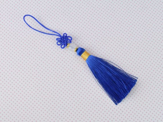 Кисточка с бусиной и китайским узелком синяя Кисточка с бусиной и китайским узелком синяя