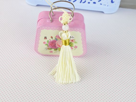 Шелковистая кремовая кисточка с бусиной и китайским узелком, длина 7 см