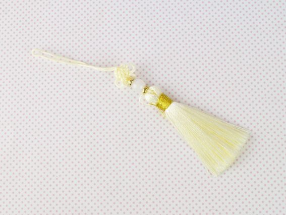 Шелковистая кремовая кисточка с бусиной и китайским узелком, длина 7 см