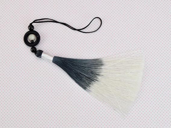 Шелковистая Черно-белая кисть с бусиной и колечком, длина 17 см, 1шт